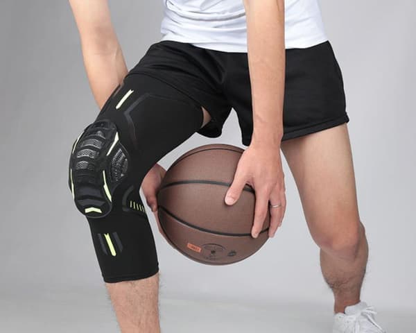 Knebeskyttelse for sportsbasket sykling heldekkende polstret hvit svart