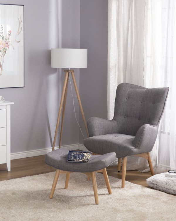 Fåtölj med Fotpall Ljusgrå Tyg Dekorativa Knappar Modern Stil