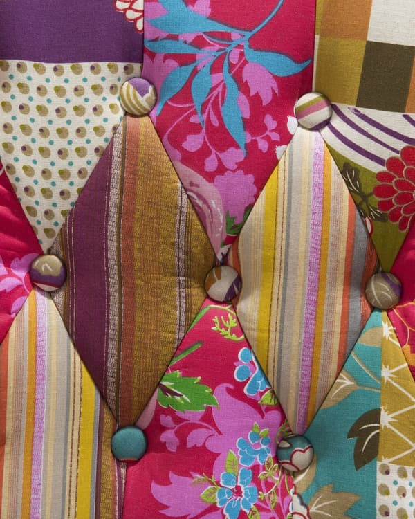 Nojatuoli fuksianpunainen monivärinen kangasverhoilu tilkkukuosi nappikoristeltu tikattu wingback retro