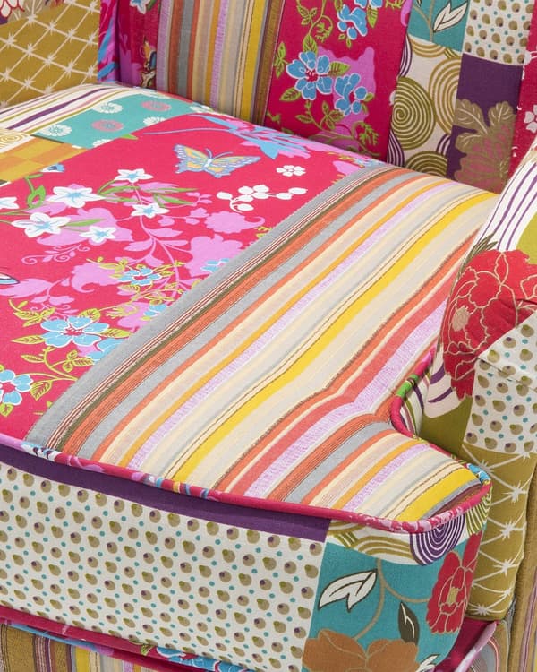 Nojatuoli fuksianpunainen monivärinen kangasverhoilu tilkkukuosi nappikoristeltu tikattu wingback retro