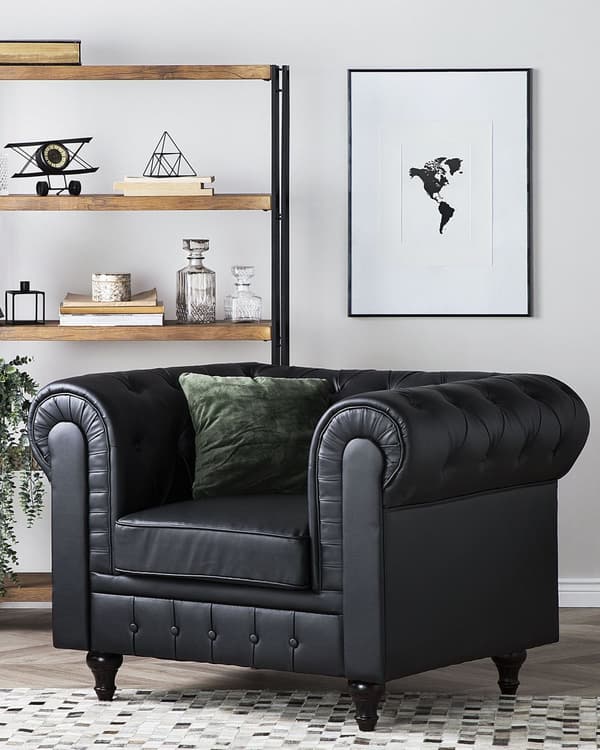 Chesterfield Læderlænestol Sort med Sorte Træben 112 x 85 x 79 Bred Tyk Polstret Armstol Knap Tuftet Kunstlæder Venetiansk Barok stil Stue