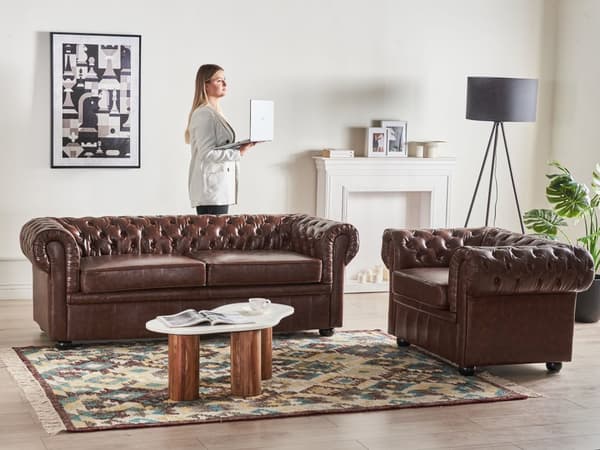 Chesterfield Læderlænestol Gyldenbrun Sorte Træben 108 x 80 x 70 Bred Tyk Polstret Armstol Knap Tuftet Kunstlæder Venetiansk Barok stil Stue