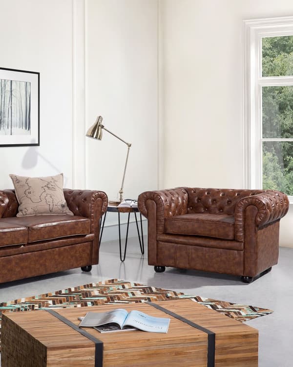 Chesterfield Læderlænestol Gyldenbrun Sorte Træben 108 x 80 x 70 Bred Tyk Polstret Armstol Knap Tuftet Kunstlæder Venetiansk Barok stil Stue