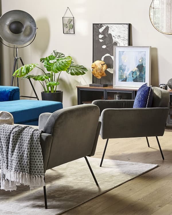 Lenestol Grå fløyel Gul fløyel Slanke svarte metallben Moderne retro stue