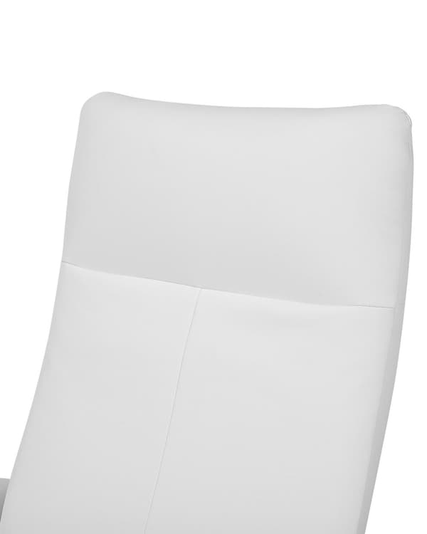 Hvilestol i hvitt kunstlær Justerbar rygg Metallunderstell uttrekkbar fotskammel Høy rygg Minimalistisk moderne design