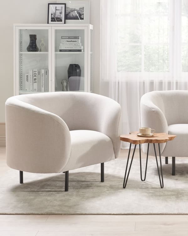 Nojatuoli beige kangas verhoiltu mustat rautajalat kaareva perinteinen glamour tyyli