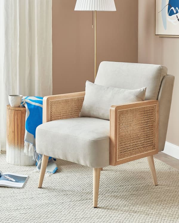 Nojatuoli vaalea beige kangasverhoilu puujalat rottinkipunos koristetyynyllä moderni