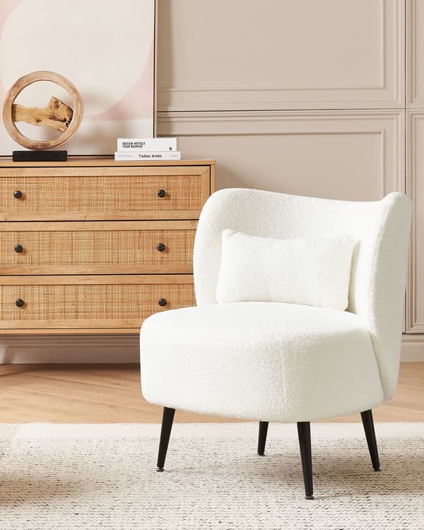 Lænestol hvid creme boucle cocktail sorte ben afrundet ryg glam retro stil lammeskind polstring