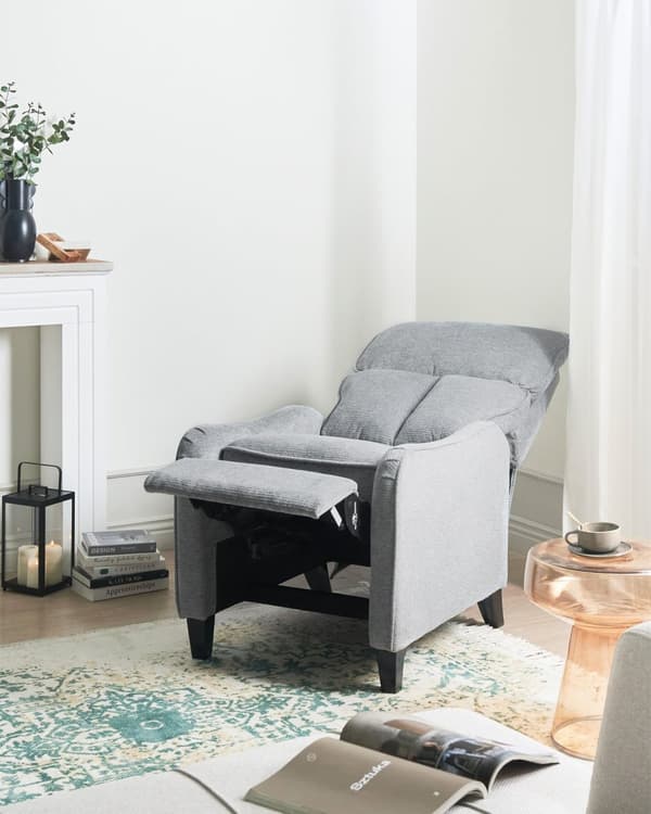 Lænestol med Vippefunktion Grå Stof Tyk Polstret Hvilestol med Indbygget Fodskammel Senior Otiumstol Høj Ryg Retro Positionsstol Design