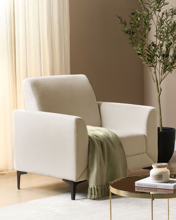 Lenestol Beige stoffkledning Svarte ben Tykk sittepute Retro stue Møbler