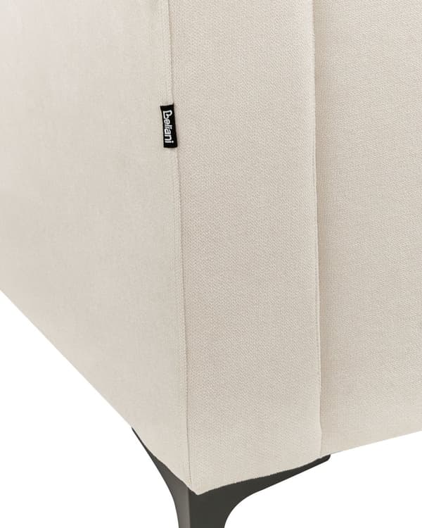 Lenestol Beige stoffkledning Svarte ben Tykk sittepute Retro stue Møbler