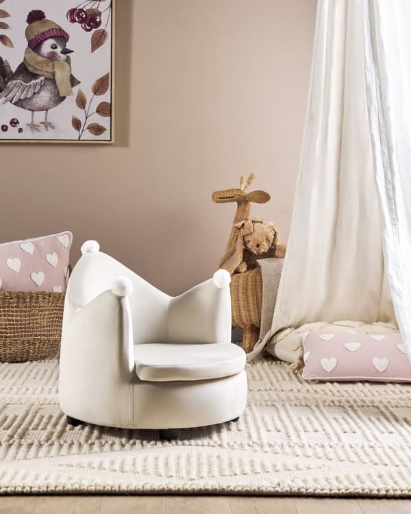 Børnelænestol i beige velour med armlæn i form af en krone Børneværelsesmøbler