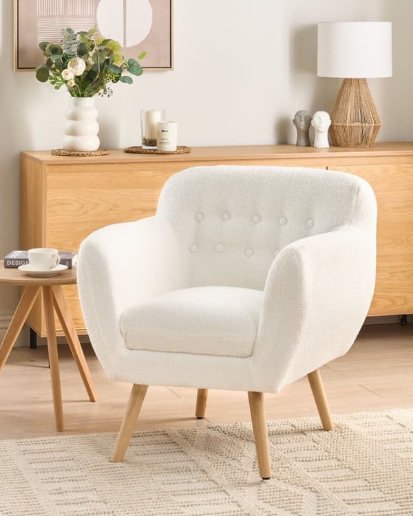 Lenestol Hvit Bouclé Ben i lyst tre Lav rygg Dekorative knapper Retro design Hvilestol Stue