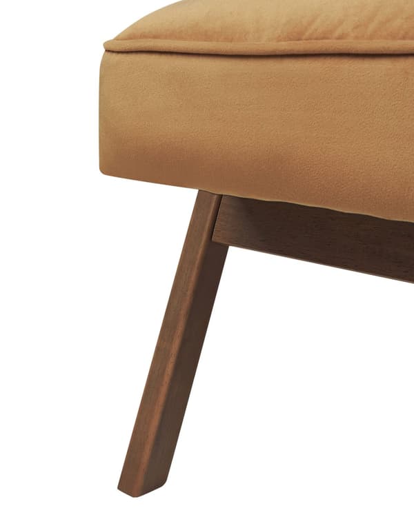 Brun velourpolstret lænestol med træstel og armlæn i retrodesign til stuen opholdsrum