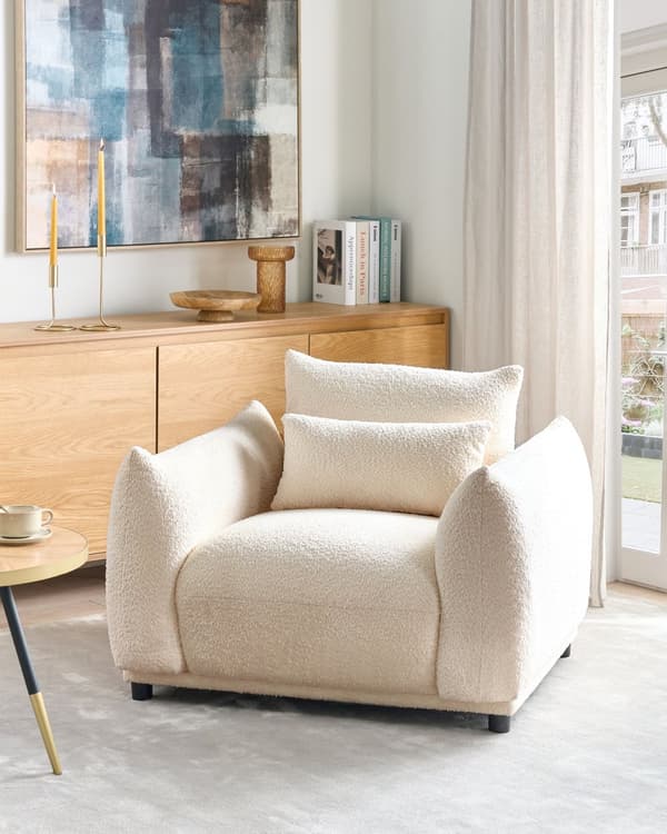 Lænestol Hvid Boucle Stuestol med Armlæn til Stuen Bred Hvilestol Polstret Design Møbel Stol