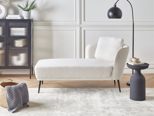 Sjeselong i Off-White Boucle med Pute i Retrostil i Stue Møbler Høyrevendt