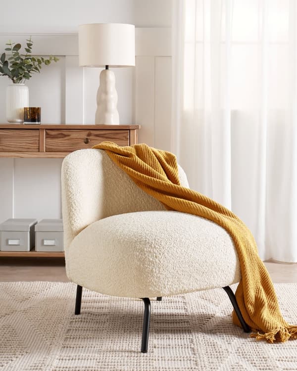 Lænestol cremehvid råhvid boucle sæde uden armlæn metalben i retro moderne stil stue