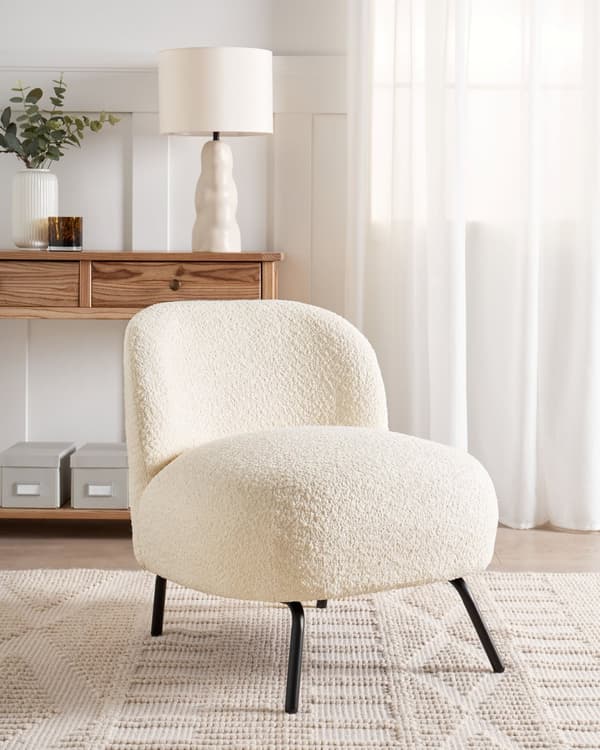 Lænestol cremehvid råhvid boucle sæde uden armlæn metalben i retro moderne stil stue
