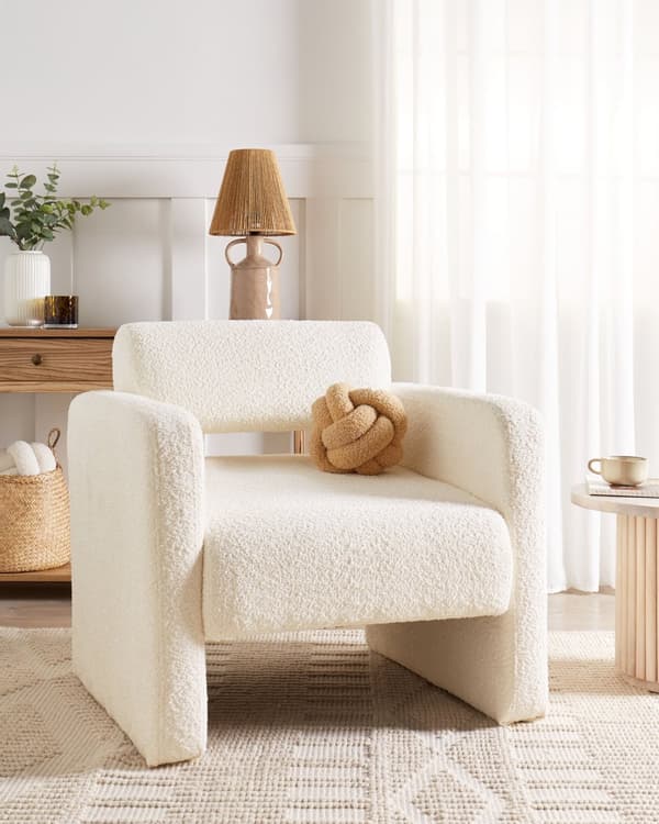 Lænestol creme hvid råhvid sæde armlæn retro moderne stil stue opholdsrum værelse