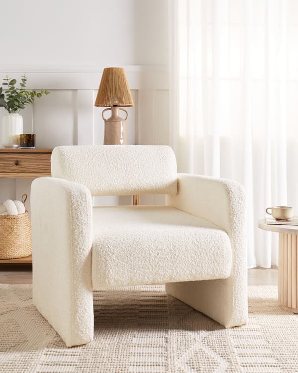 Lænestol creme hvid råhvid sæde armlæn retro moderne stil stue opholdsrum værelse