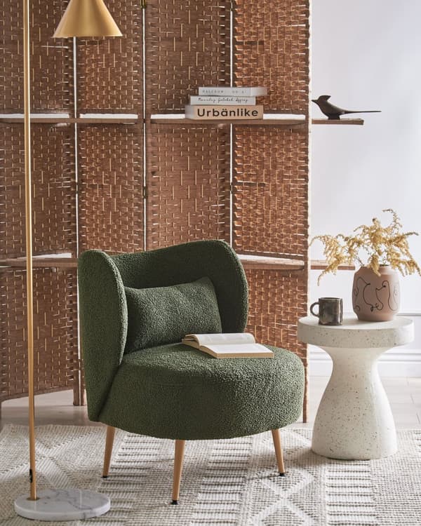 Fåtölj Mörkgrön Bouclé Tyg Mjukt Nubbigt Ben i Ljust Trä Böjt Ryggstöd Retro Glam Art Deco Stil