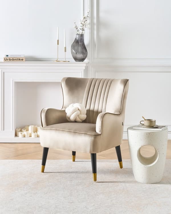 Beige wingback lænestol velour højt ribbet ryglæn dekorative retro ben