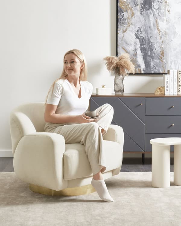 Fåtölj Ljusbeige Tyg Guldfot Retro Glam Art Inredning Stil