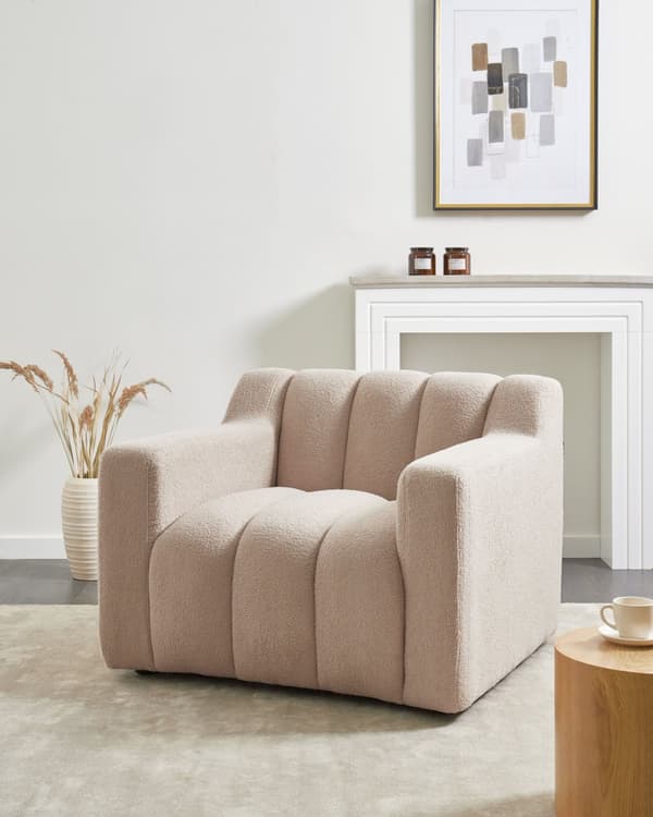 Lænestol beige polstret boucle-lænestol med ryghynder i moderne designstil lounge-stol