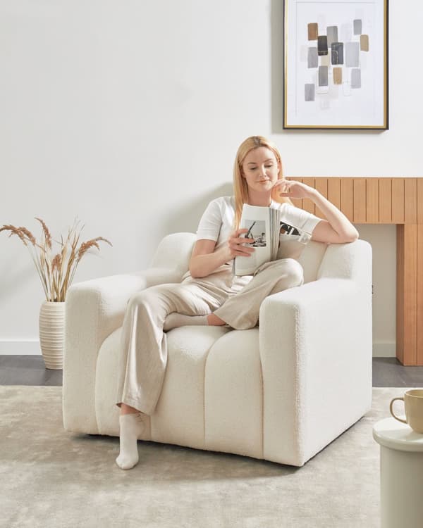 Lænestol hvid polstret boucle-lænestol med ryghynder i moderne designstil lounge-stol