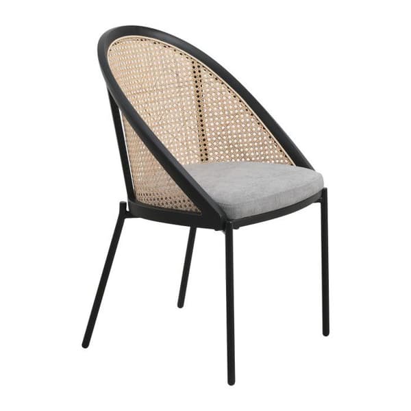 Bekväm fåtölj: Sits i tyg och ryggstöd i naturlig flätverk.