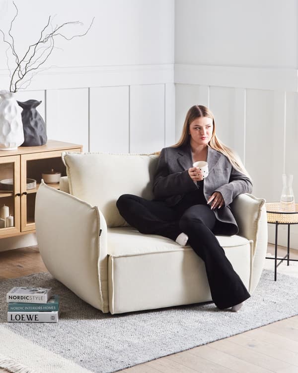 Lenestol Lysebeige Stoff Dypt og bredt sete Lav profil Ryggstøtte og armlener med puter Moderne design