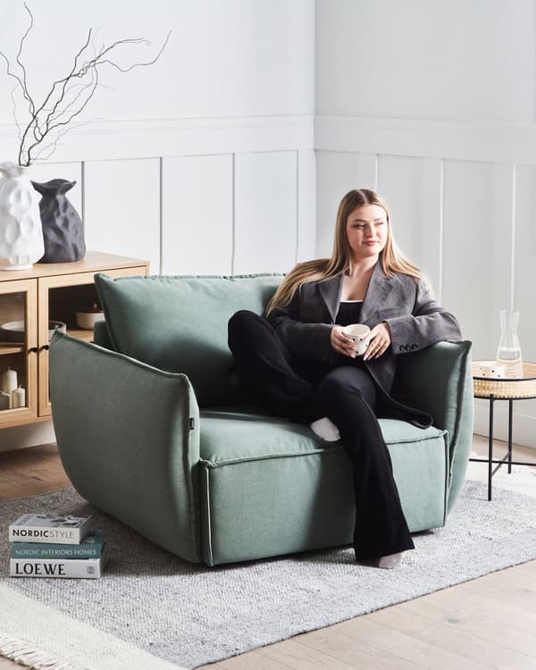 Lenestol Lysegrønn Stoff Dypt og bredt sete Lav profil Ryggstøtte og armlener med puter Moderne design