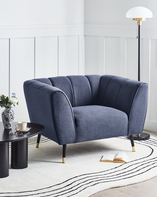 Lænestol mørkeblå stofpolstring dybt bredt sæde lav ryg moderne glamour stil stue