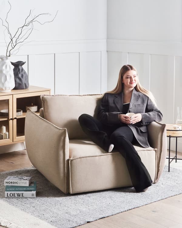 Lænestol taupe stofpolstring lav profil dybt bredt sæde ryghynde moderne stil stue