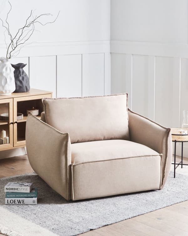 Lænestol taupe stofpolstring lav profil dybt bredt sæde ryghynde moderne stil stue