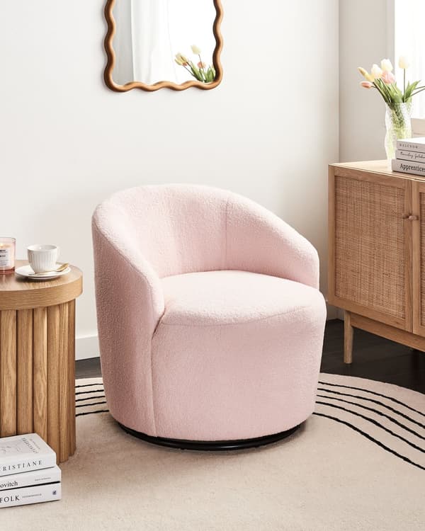 Pink boucle cocktail lænestol sort drejelig base glam retro lammeskind polstring