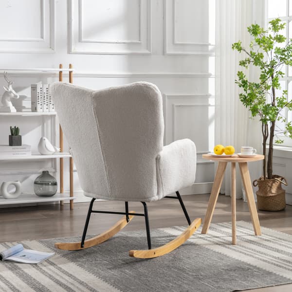 Hvid gyngestol i teddystof med minimalistisk design med tuftet betræk, polstrede sæder i stuen og soveværelset