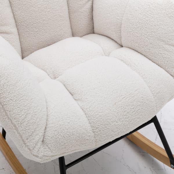 Hvid gyngestol i teddystof med minimalistisk design med tuftet betræk, polstrede sæder i stuen og soveværelset