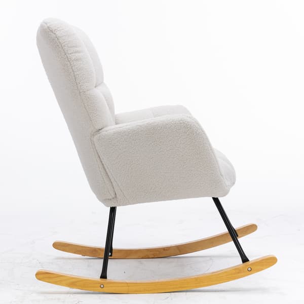 Hvid gyngestol i teddystof med minimalistisk design med tuftet betræk, polstrede sæder i stuen og soveværelset