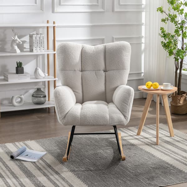Hvid gyngestol i teddystof med minimalistisk design med tuftet betræk, polstrede sæder i stuen og soveværelset