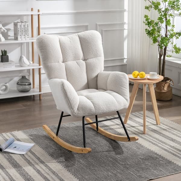 Hvid gyngestol i teddystof med minimalistisk design med tuftet betræk, polstrede sæder i stuen og soveværelset