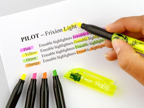 Sæt med Pilot Frixion Cliker Blue Pen x2 + Frixion Highlighter (Mix) PIBLRT-FR5-L X2 + SL MIX