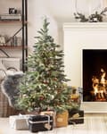 Miniatyrbillede 2 af 5: Kunstigt Juletræ Grøn PVC Metalfod 120 cm Dekorativ Snedækket Plastik Juletræ Indendørs med Fyrrekogler Traditionel Julepynt Tilbehør