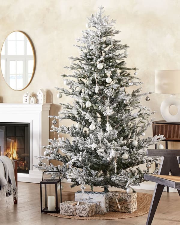 Kunstig juletræ Hvid Grøn Plastik 210 cm Snebestøvet Naturtro Juletræ Stue Julepynt Julesæson Inspiration Dekoration Indretning