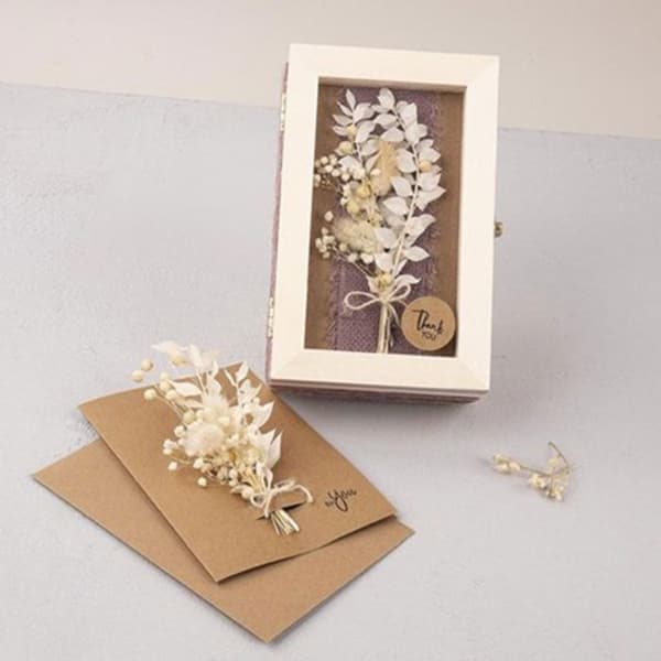 Bukett vita torkade blommor