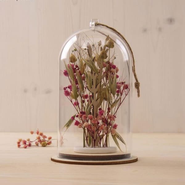 Bukett med gröna och rosa torkade blommor