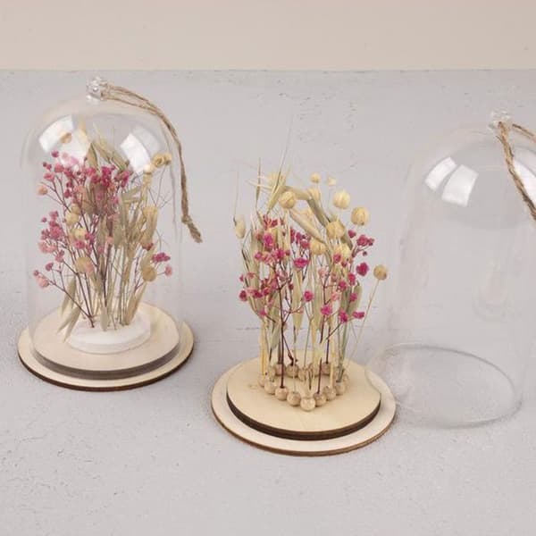 Bukett med gröna och rosa torkade blommor