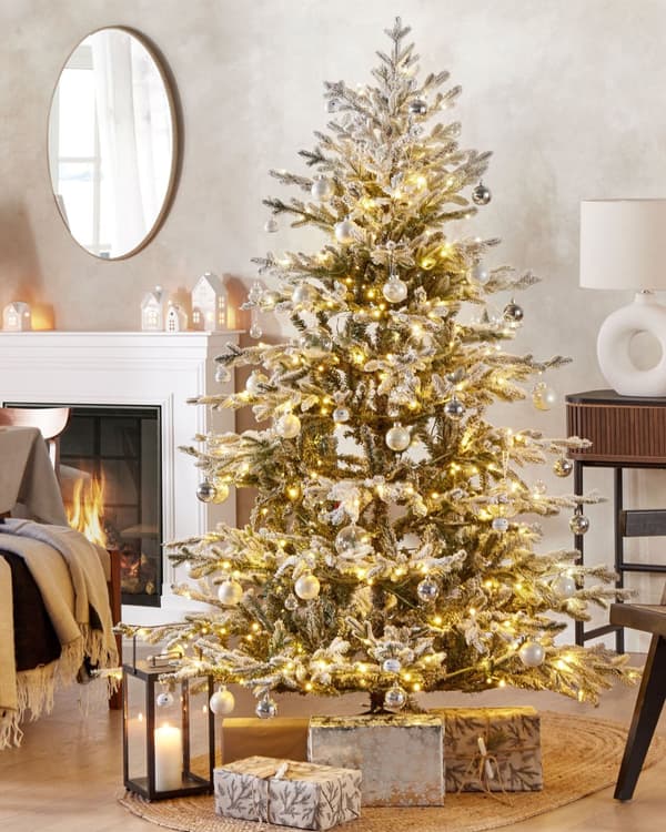 Kunstig juletræ Hvid Grøn Plastik 180 cm Snebestøvet LED Naturtro Juletræ Stue Julepynt Julesæson Inspiration Dekoration Indretning