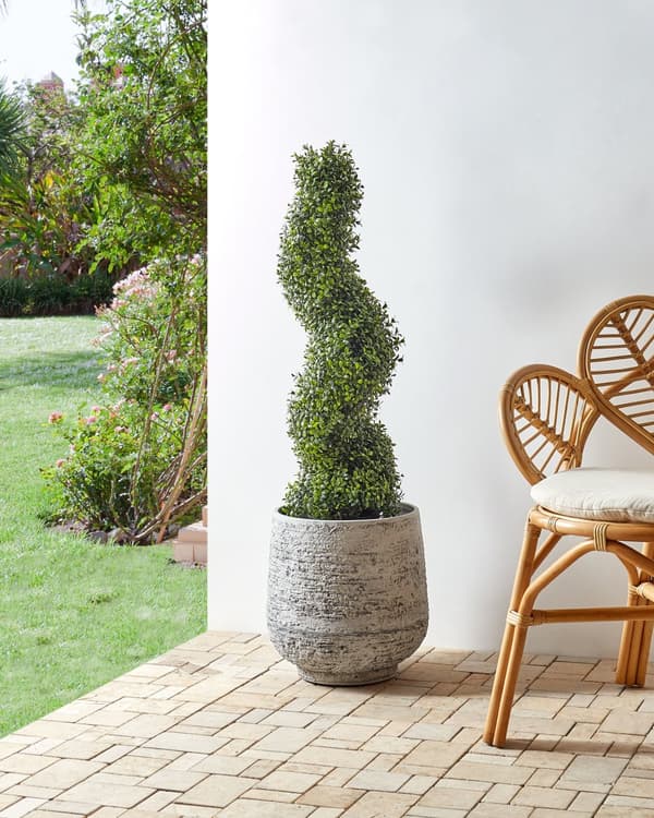 Kunstig plante i potte træ spiralform grøn plastik nåle metalstruktur 98 cm interiør eksteriør havedekoration