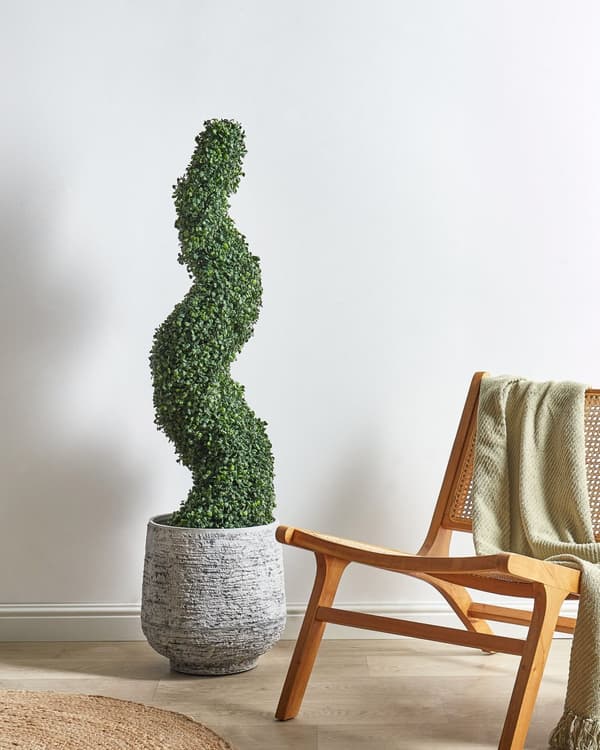 Kunstig plante i potte træ spiralform grøn plastik nåle metalstruktur 120 cm interiør eksteriør havedekoration